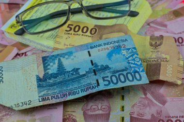 Endonezya - 1 Haziran 2020: Vergi belgeleriyle birlikte Endonezya rupiası notları