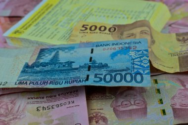 Endonezya - 1 Haziran 2020: Vergi belgeleriyle birlikte Endonezya rupiası notları