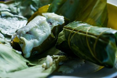 Yaprağa sarılmış muz yapraklı bir tabak yemek.