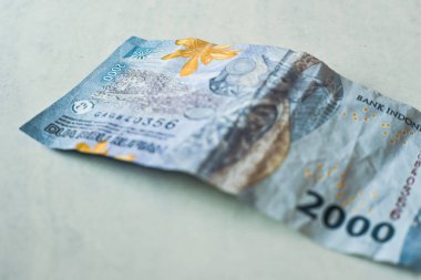 Endonezya - 16 Ekim 2022: Endonezya rupia banknotları 2000 rupia değerinde