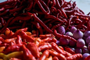 Bir kase kırmızı biber ve soğan.