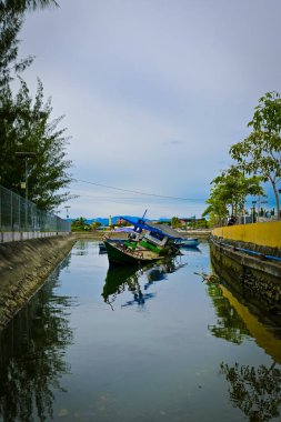 Suda duran bir tekne.