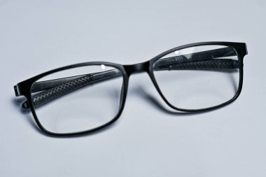 Beyaz yüzeyde gözlük