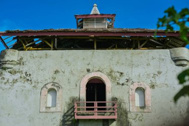 Eski bir binanın kapı ve pencereleri. Beverwijk Kalesi, 1654 yılında Maluku, Endonezya 'da inşa edilen bir Hollanda sömürge kalesidir.