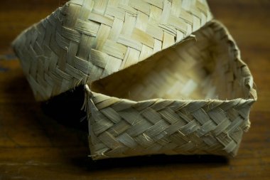 Bambudan yapılmış küçük bir sepet.