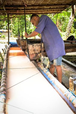 Maluku, Endonezya - 24 Temmuz 2019: Sago una sago işleme süreci