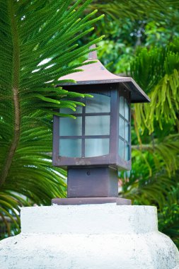 Binanın avlusundaki bahçe ışıkları.