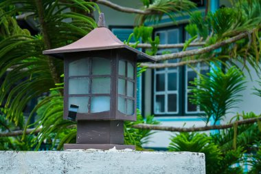 Binanın avlusundaki bahçe ışıkları.