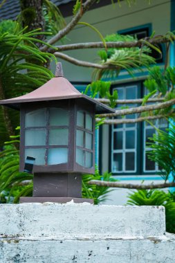 Binanın avlusundaki bahçe ışıkları.