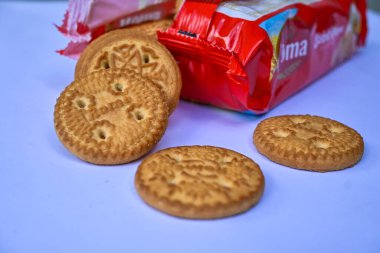 Endonezya - 16 Ağustos 2019: Bisküviler masada. Roma hindistan cevizli bisküvileri, PT tarafından üretiliyor. Mayora Indah Tbk, Endonezya