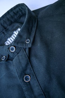 Endonezya - 16 Ağustos 2019: Yakasında beyaz logo olan siyah gömlek