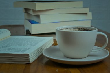 Endonezya - 20 Ağustos 2019: Masanın üzerinde bir fincan kahve ve kitap