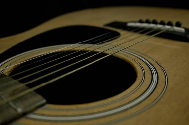 Siyah arkaplanda akustik gitar