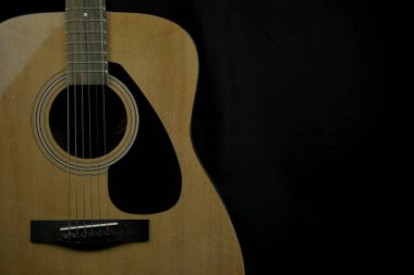 Siyah arkaplanda akustik gitar