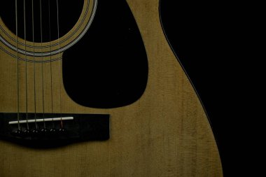 Siyah arkaplanda akustik gitar