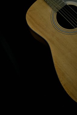 Siyah arkaplanda akustik gitar