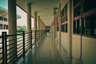 Ofis parmaklıkları olan uzun bir koridor.