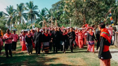 Maluku, Endonezya - 27 Kasım 2015: Maluku, Endonezya 'da geleneksel giysiler giyen insanların geçit töreni