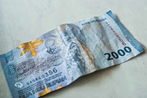 Endonezya - 16 Ekim 2022: Endonezya rupia banknotları 2000 rupia değerinde