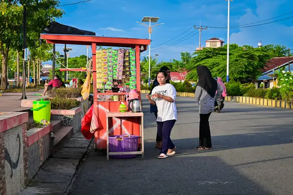 Masohi, Endonezya - 15 Nisan 2023: Yolun kenarındaki yiyecek tezgahı