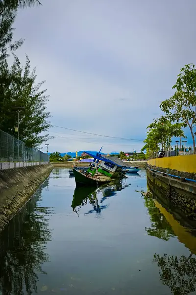 Suda duran bir tekne.