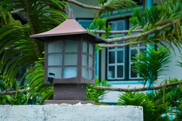 Binanın avlusundaki bahçe ışıkları.