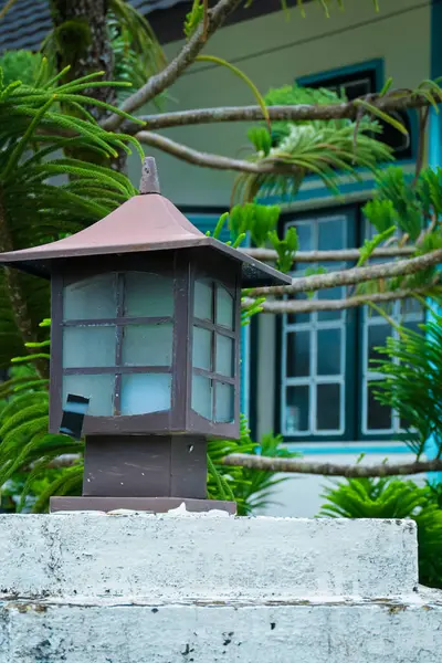 Binanın avlusundaki bahçe ışıkları.