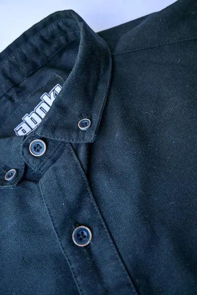 Endonezya - 16 Ağustos 2019: Yakasında beyaz logo olan siyah gömlek