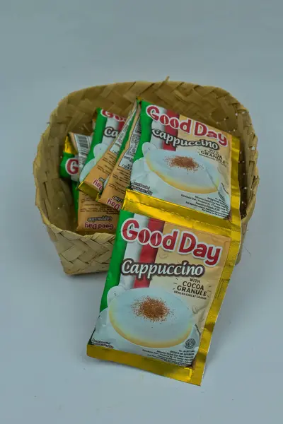 Endonezya - 11 Şubat 2020: İyi günler Mocacinno sachet Coffee. Prodüksiyon PT Santos, Endonezya