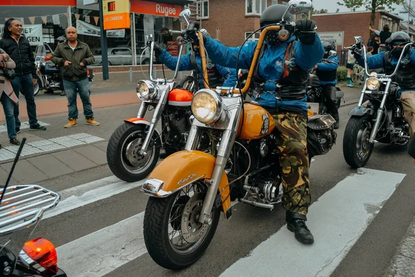 Hollanda - 14 Nisan 2014: Bir adam kask takarak motosiklet sürüyor