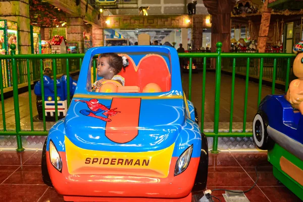 Ambon, Endonezya - 12 Nisan 2013: lunaparktaki oyuncak bir arabada bir çocuk