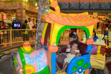 Ambon, Endonezya - 12 Nisan 2013: lunaparktaki oyuncak bir arabada bir çocuk