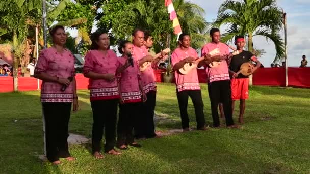 Ambon Ινδονησία Οκτωβρίου 2022 Μια Ομάδα Ανθρώπων Κάνουν Μουσική Και — Αρχείο Βίντεο