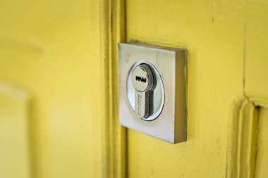 Evin kapısındaki anahtar deliği.