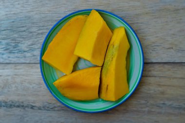 Tabakta mango dilimleri