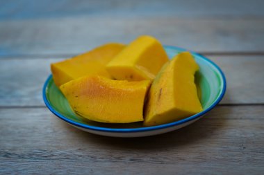 Tabakta mango dilimleri