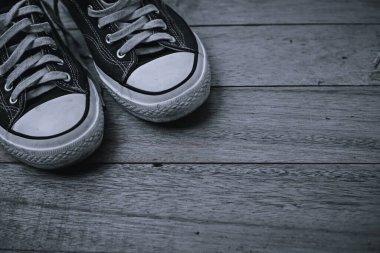 Tahtada sıradan bir çift ayakkabı.