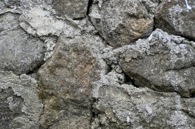 Bir binanın temel taşlarının düzenlenmesi