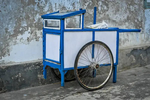 Cart for selling mobile ice