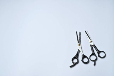 Beyaz arkaplanda izole edilmiş saç kesimi makası