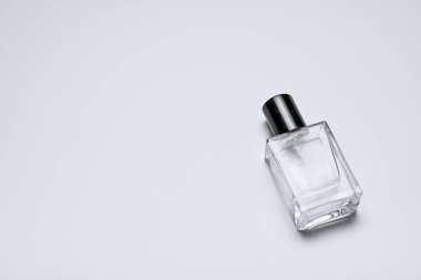 Beyaz arka planda izole edilmiş parfüm yağı şişesi.