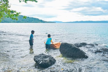 Sahilde oynayan çocuklar