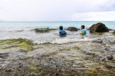 Sahilde oynayan çocuklar