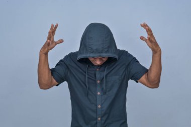 Beyaz arkaplandaki adamın anonim ifadesi