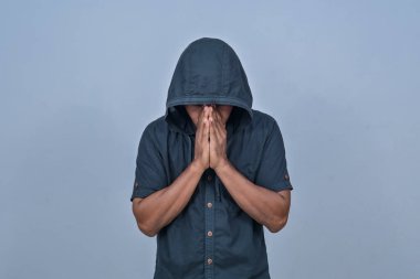 Beyaz arkaplandaki adamın anonim ifadesi