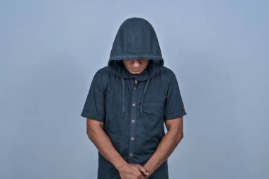 Beyaz arkaplandaki adamın anonim ifadesi