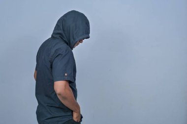 Beyaz arkaplandaki adamın anonim ifadesi