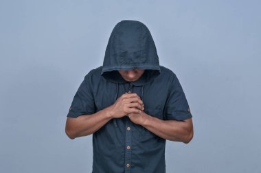 Beyaz arkaplandaki adamın anonim ifadesi