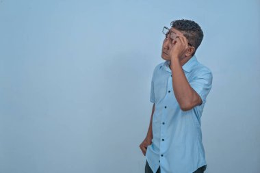 Gözlüklü Asyalı adamın ifadesi