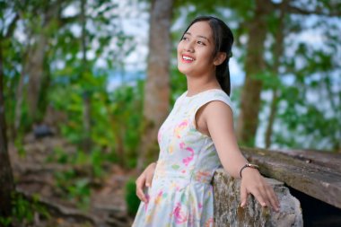 Parktaki Asyalı genç bir kızın portresi.